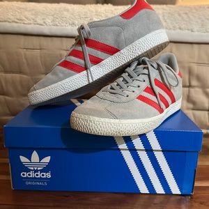 Women’s Adidas Gazelle size 5 in men’s = size 7 in women’s. Great condition.